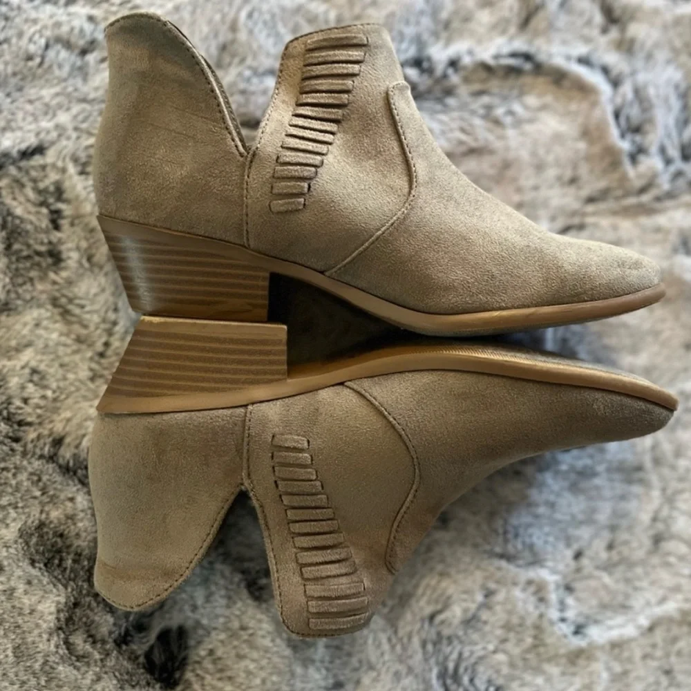 New Ankle Cut Boot Bootie by Soda Womens Size 8.5M Brown Faux Taupe Suede V Cut
